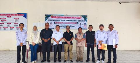 Ahmad Naafi (Anggota Bawaslu Provinsi Sumatera Selatan)  bersama rombongan staf Bawaslu Provinsi Sumatera Selatan berfoto bersama dengan Sunarto (Ketua Bawaslu OKU Timur), Oki Endrata Wijaya (Anggota Bawaslu OKU Timur)  Beserta Staf Bawaslu OKU Timur, Sdr. Budi Santoso, Sdr. Narto Kurniawan, Sdri. Nurlaili, Sdr. Apri Winata dan Sdr. Dhea Ramadhan Saat melakukan pengawasan uji petik pemutakhiran data pemilih berkelanjutan di Kabupaten OKU Timur