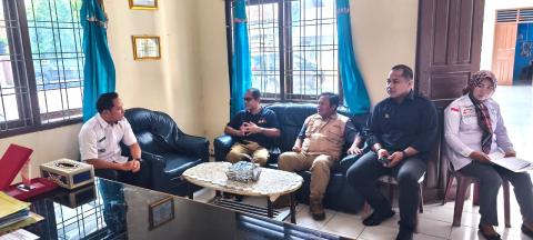 Bawaslu Provinsi Sumatera Selatan dan Bawaslu Kabupaten OKU Timur mendatangi Kantor Kelurahan Paku Sengkunyit