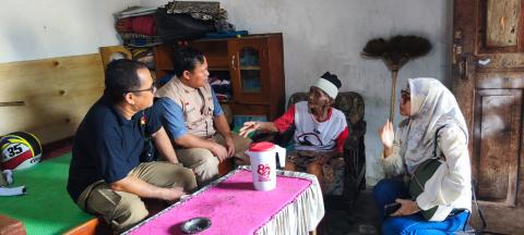 Ahmad Naafi dan Sunarto mendatangi sampel uji petik di desa Sidogede, yang usia seorang nenek sudah lebih dari 100 tahun