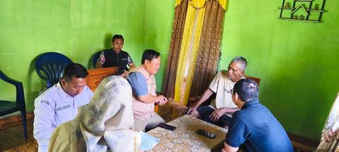 Ketua Bawaslu OKU Timur, mendatangi seorang kakek yang didalam pendataan sudah meninggal dunia, tapi masih hidup.